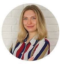 Zdjęcie przedstawia młodą kobietę w blond włosach, które sięgają do ramion. Uśmiecha się do aparatu z założonymi rękami.