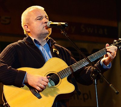 Zdjęcie Waldka Miecza grającego na gitarze