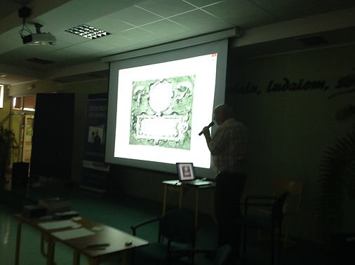 Zdjęcie wyświetlanej prezentacji podczas wykładu. 